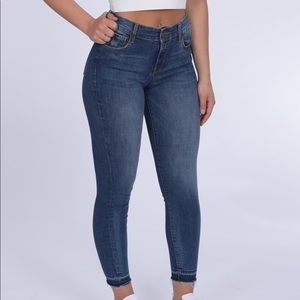 Blue skinny jeans with detailing on ankle